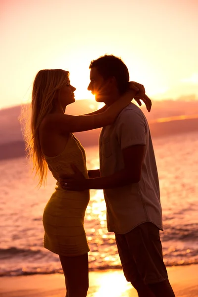 Silhueta de Casal Romântico Beijos ao pôr do sol — Fotografia de Stock