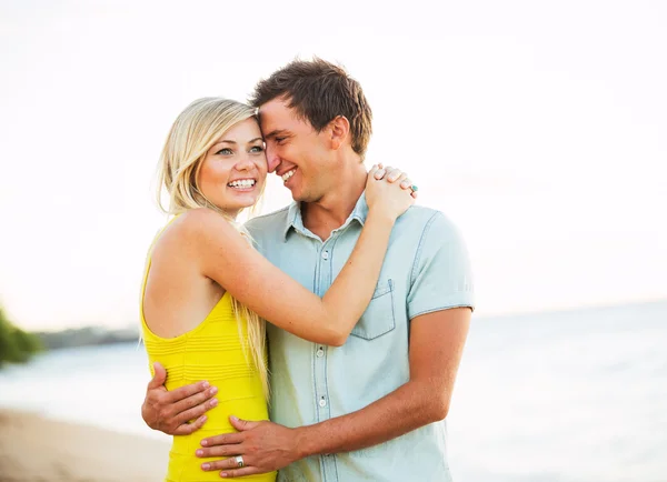 Casal feliz atraente na praia ao pôr do sol, Romantic Vacatio — Fotografia de Stock