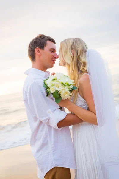 Married couple, bride and groom at sunset on beautiful tropical — Stock Photo, Image