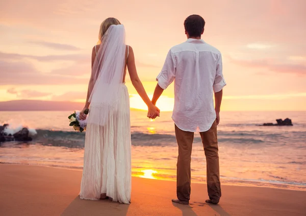 Pareja casada, novia y novio al atardecer en el hermoso tropical —  Fotos de Stock