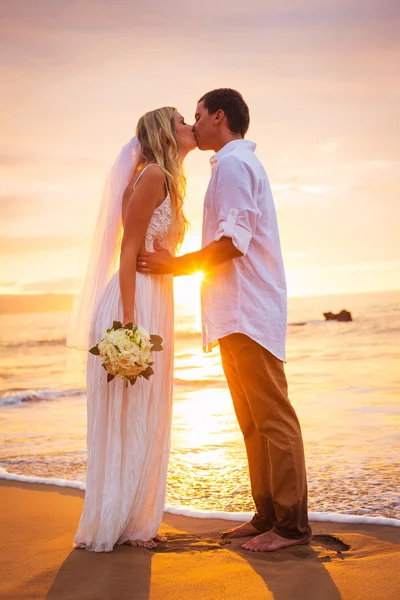 Pareja casada, novia y novio, besándose al atardecer en hermosa —  Fotos de Stock