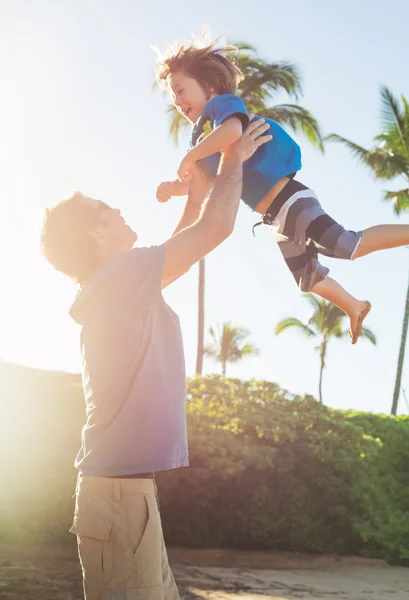 Happy father and son playing on tropical beach, carefree happy f — Stock Photo, Image