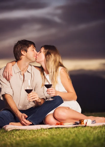 Couple boire un verre de vin sur le pique-nique romantique coucher de soleil — Photo