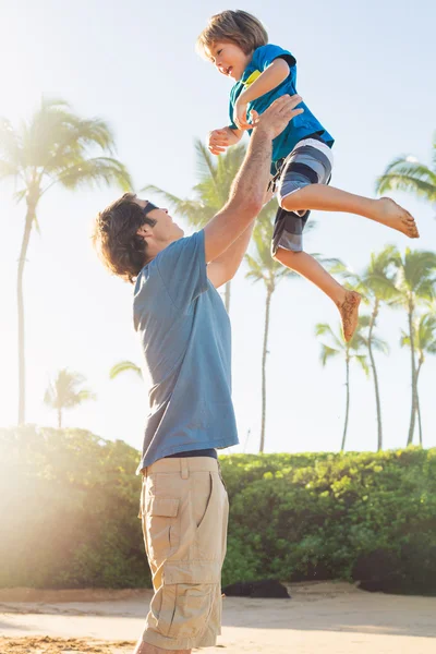 Glücklicher Vater und Sohn spielen am tropischen Strand, unbeschwerte glückliche f — Stockfoto