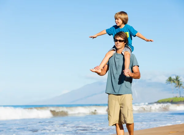Boldog apa és fia játszik trópusi tengerparton, gondtalan és boldog f — Stock Fotó