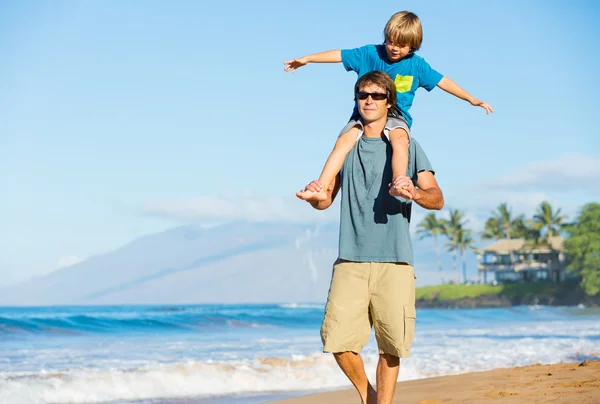 Heureux père et fils jouant sur la plage tropicale, insouciant heureux f — Photo