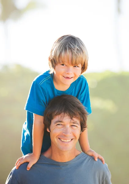 Gelukkig vader en zoon spelen op tropisch strand, zorgeloze gelukkig f — Stockfoto