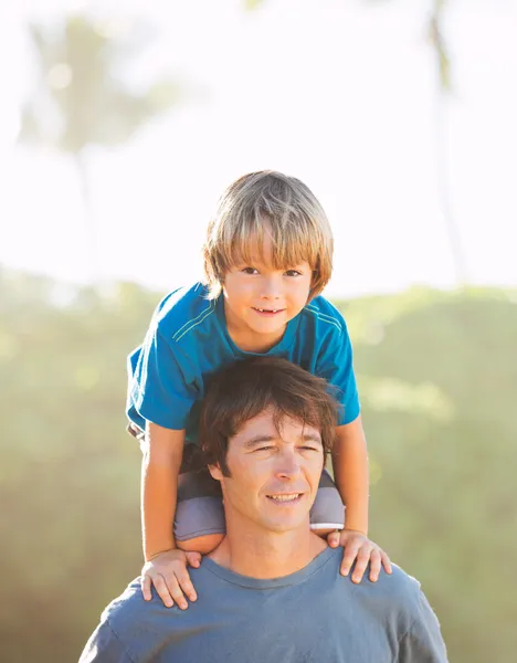 Heureux père et fils jouant sur la plage tropicale, insouciant heureux f — Photo