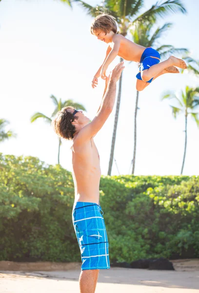 Happy father and son playing on tropical beach, carefree happy f — Stock Photo, Image