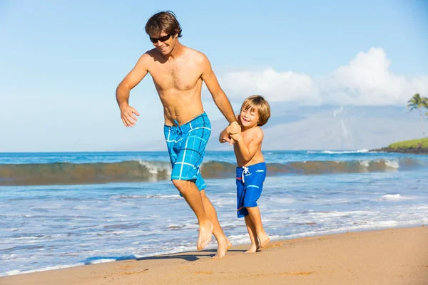 Mutlu baba ve oğul birlikte kumsalda oynarken — Stok fotoğraf