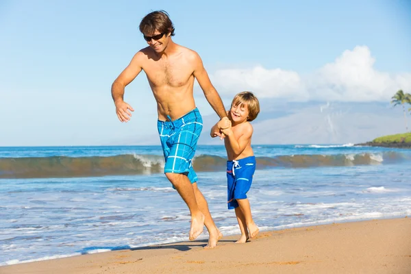 Happy father and son playing together at beach — Stock Photo, Image