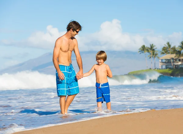 Lycklig far och son spelar tillsammans på stranden — Stockfoto