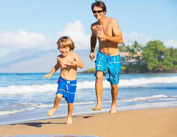 Boldog apa és fia játszik, és fut össze a strandon — Stock Fotó