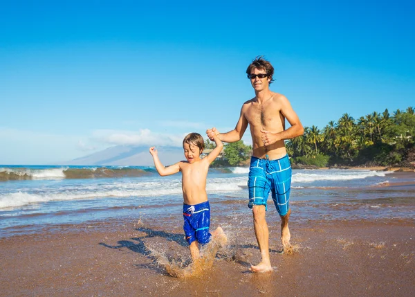 Lycklig far och son gå tillsammans på stranden — Stockfoto