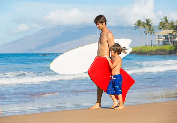 Vader en zoon samen gaan surfen op tropisch strand in hawai — Stockfoto