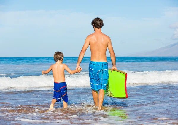 Far och son gå surfa tillsammans på tropisk strand i hawai — Stockfoto