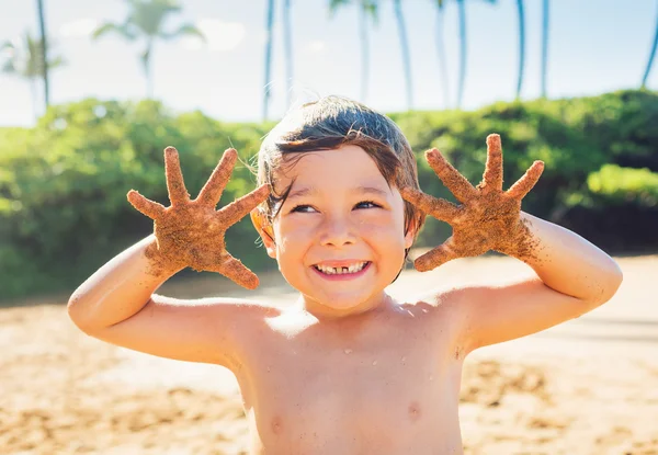 Joyeux jeune garçon à la plage — Photo