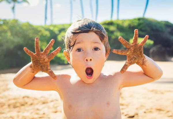 快乐的小男孩在海滩 — Stockfoto