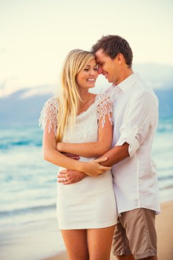 Sahilde günbatımı zevk çift