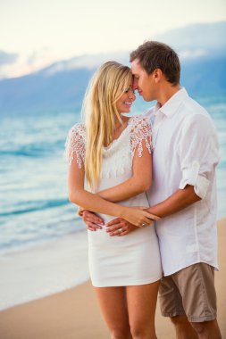 Sahilde günbatımı zevk çift