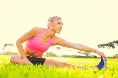 genç bir kadın önce egzersiz germe