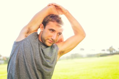 çekici uygun genç adam germe