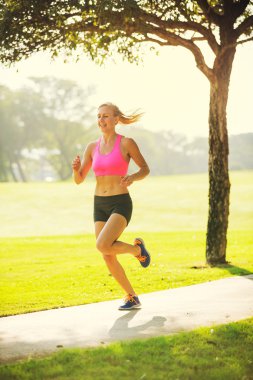 genç bir kadın açık havada koşma koşu