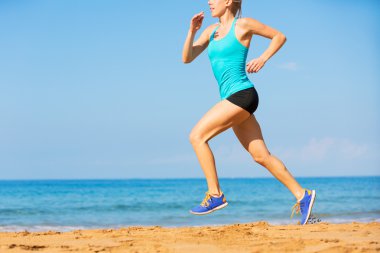 Kumsalda koşan kadın