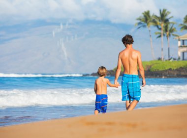 Baba ve oğul birlikte Beach
