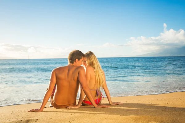 Casal sentado em uma praia tropical arenosa — Fotografia de Stock