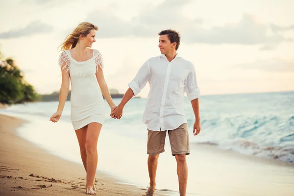 Coppia godendo tramonto sulla spiaggia — Foto Stock