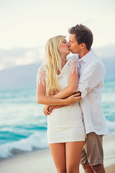 Couple Enjoying Sunset on the Beach — Stock Photo, Image