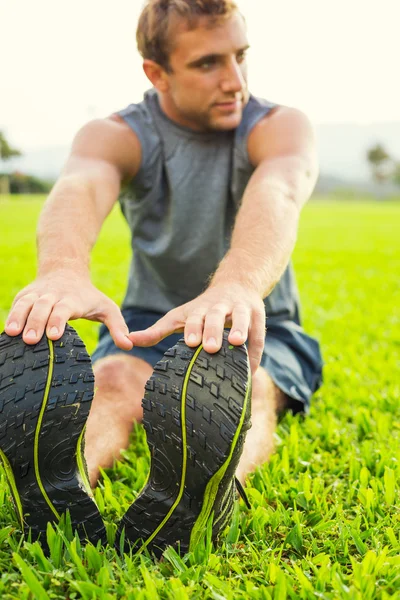 Genç adam daha önce egzersiz germe — Stok fotoğraf