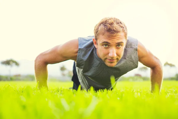 Man doing push up — Stock Photo, Image