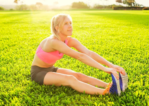 Jeune femme étirant avant l'exercice — Photo