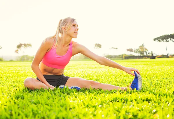 Junge Frau dehnt sich vor dem Sport — Stockfoto