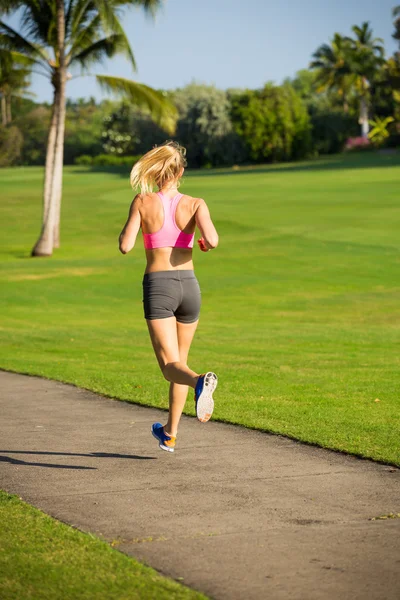 Ung kvinna jogging kör utomhus — Stockfoto