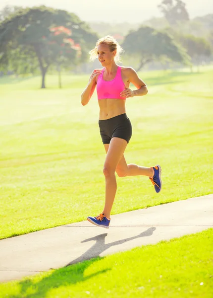 Junge Frau joggt im Freien — Stockfoto