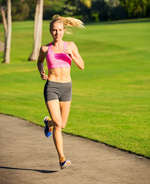 Jovem mulher correndo correndo ao ar livre — Fotografia de Stock