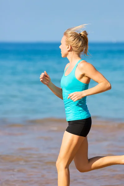 Woman running on beach — Stock Photo, Image