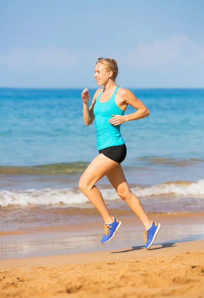 Žena běží na pláži — Stock fotografie
