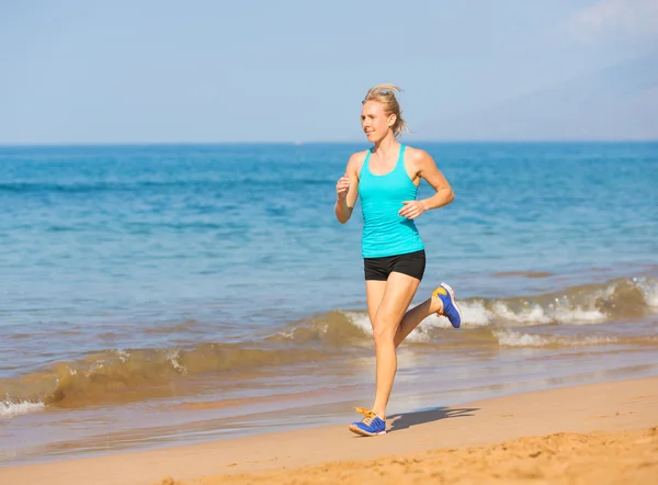 Femme courant sur la plage — Photo