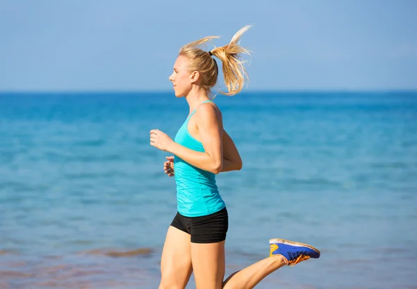 Woman running on beach — Stock Photo, Image