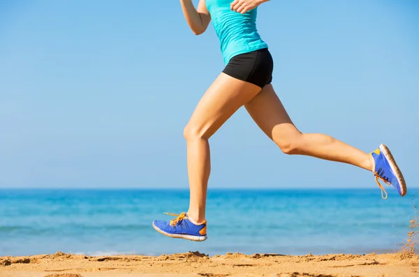Kobieta biegająca po plaży — Zdjęcie stockowe