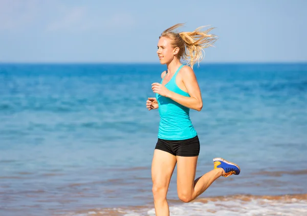 Donna che corre sulla spiaggia — Foto Stock