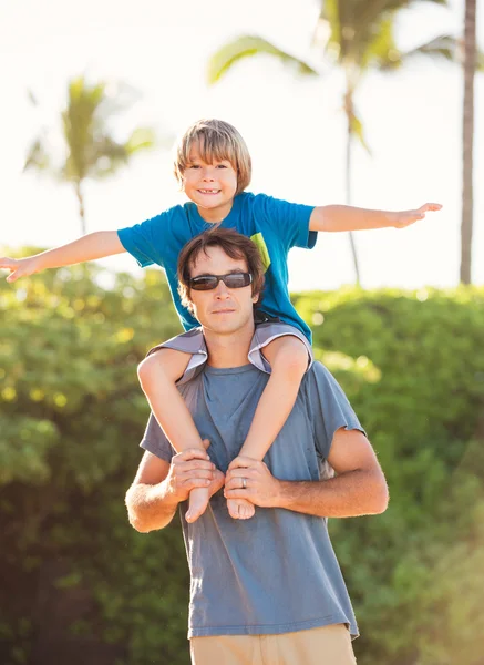 Vader en zoon samen op strand — Stockfoto