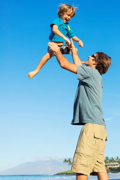 Padre e hijo juntos en la playa — Foto de Stock