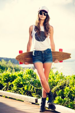 Kaykaylı güzel genç bir kadın.