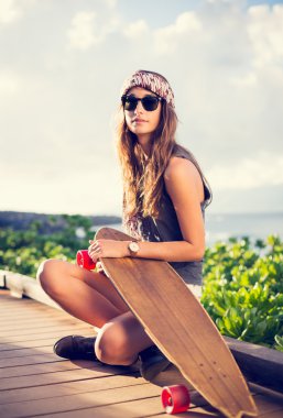 Kaykaylı güzel genç bir kadın.