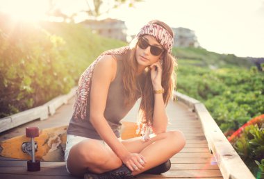 Kaykaylı güzel genç bir kadın.